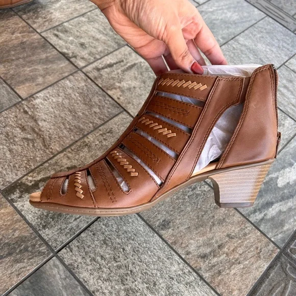 NWOB Earth Brand Zipper Sandals - Picture 7 of 10